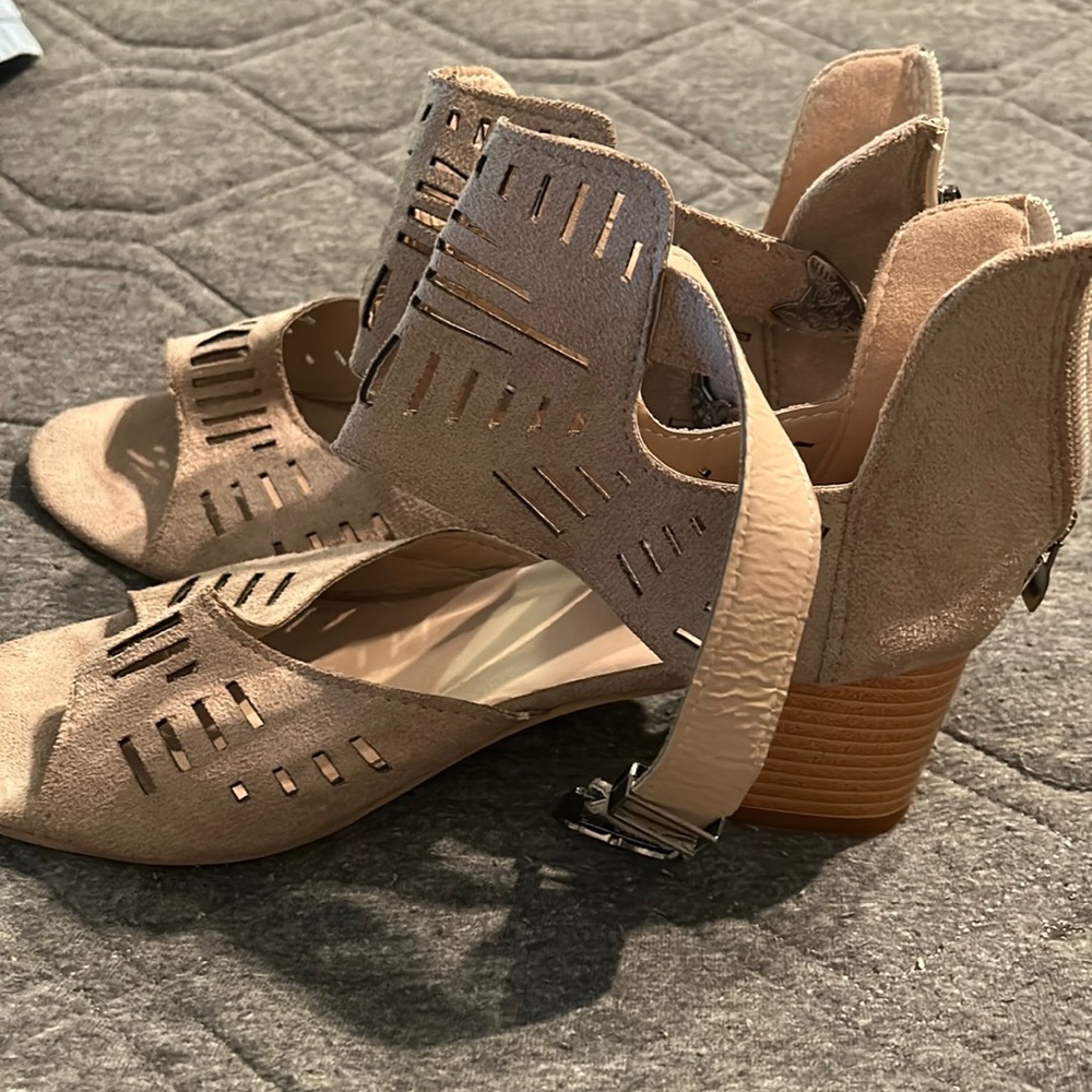 Cute sandals size 8
